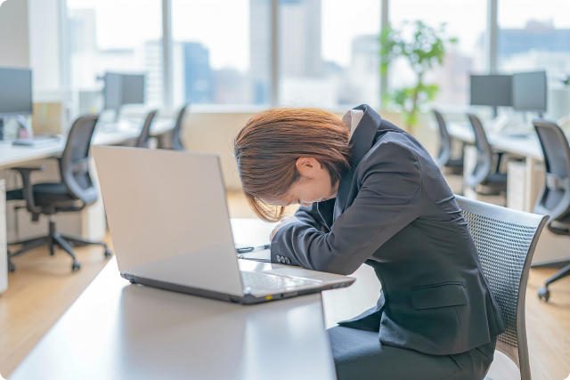 デスクワークで疲労する女性 - 銀座リリース整体院