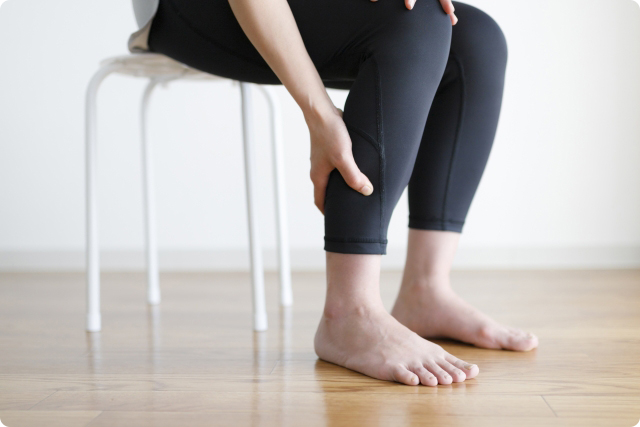ふくらはぎが疲れている女性 - 銀座リリース整体院