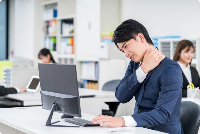 デスクワークで首が辛いビジネスパーソン - 銀座リリース整体院