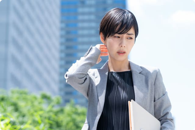 オフィス街で疲れたビジネスウーマン - 銀座リリース整体院