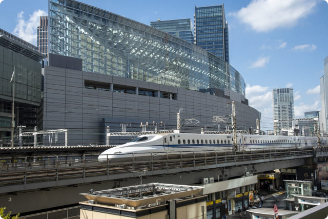 東京駅と東京国際フォーラム - 銀座リリース整体院