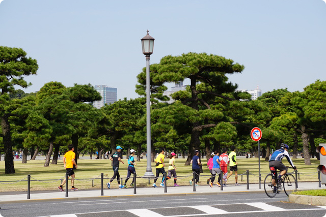 皇居周辺を走るランナー - 銀座リリース整体院