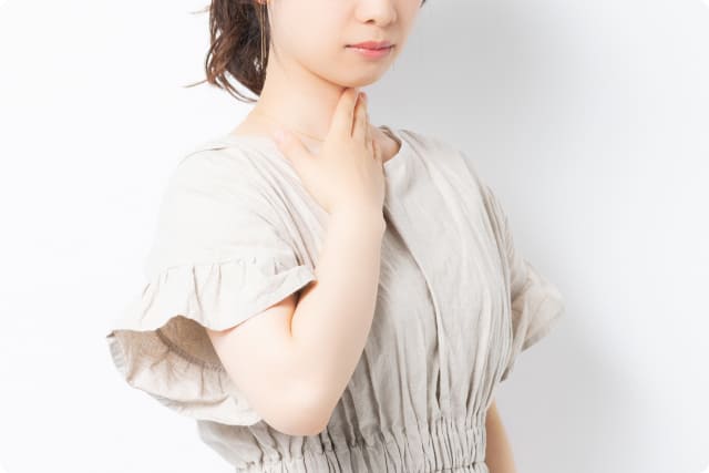 喉と首まわりのセルフケアを行う女性 - 銀座リリース整体院